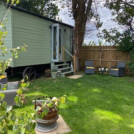 Beautiful Shepherd'S Hut Newmarket  Exteriör bild