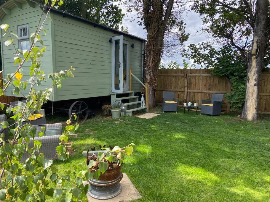 Beautiful Shepherd'S Hut Newmarket  Exteriör bild