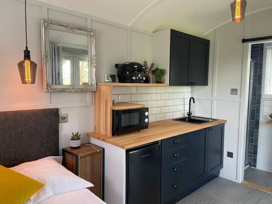 Beautiful Shepherd'S Hut Newmarket  Exteriör bild