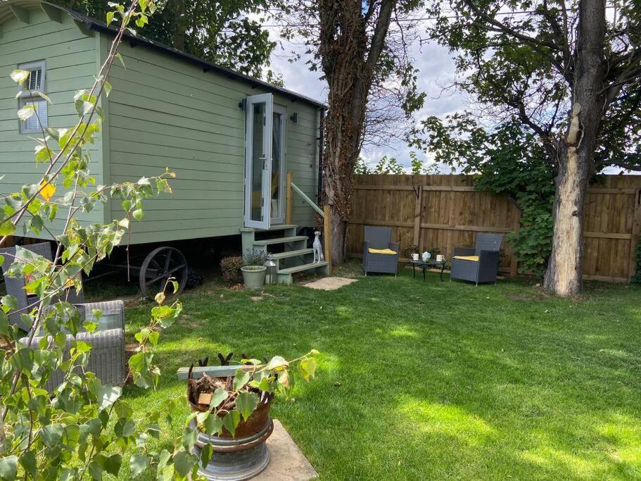 Beautiful Shepherd'S Hut Newmarket  Exteriör bild