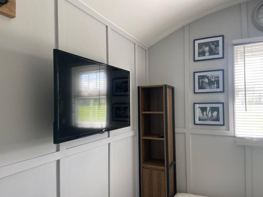 Beautiful Shepherd'S Hut Newmarket  Exteriör bild