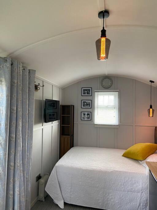 Beautiful Shepherd'S Hut Newmarket  Exteriör bild